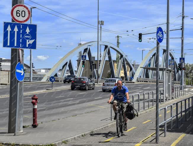 Közlekedés - Budapest - Százlábú híd a Kerepesi úton