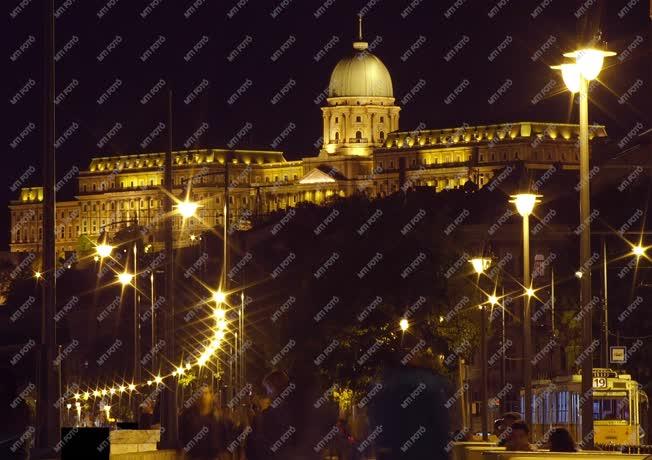 Városkép - Budapest - A Budavári Palota esti fényben