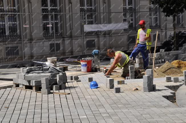 Építőipar - Budapest - Burkolják a József nádor teret