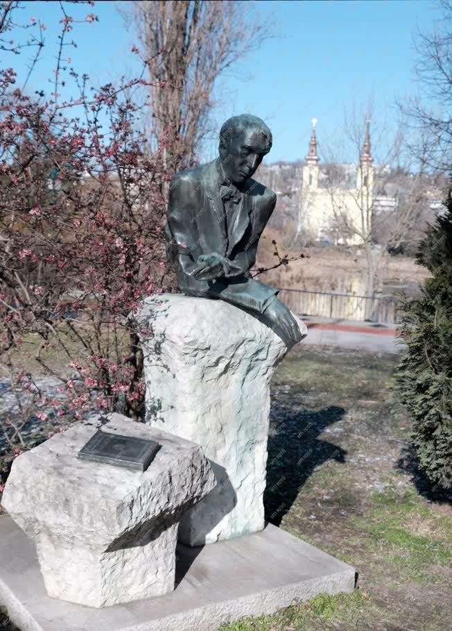 Köztéri szobor - Budapest - Kosztolányi Dezső