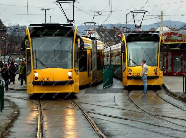 Közlekedés - Korszerű villamosok a Széll Kálmán téren