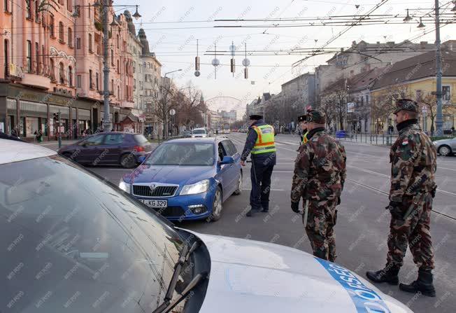 Közbiztonság - Debrecen - Rendőrök és katonák együttműködése