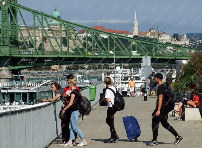 Idegenforgalom - Budapest - Külhoni fiatal turisták a fővárosban