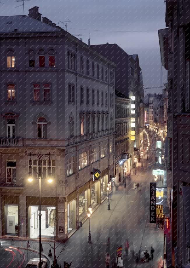 Városkép - Budapest - Váci utca esti fényben