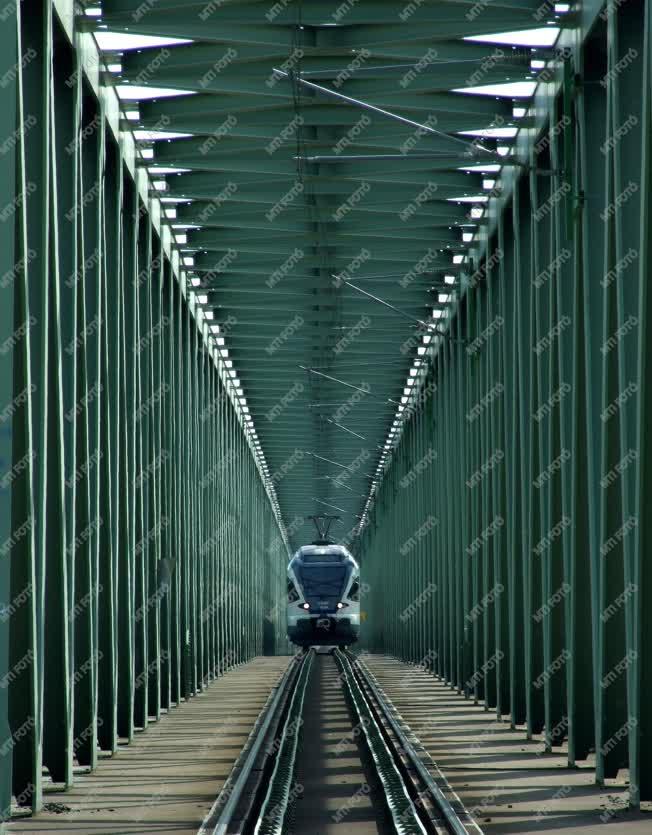 Közlekedés - Budapest - A villamosított esztergomi vasútvonal