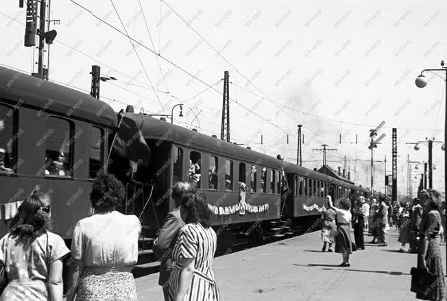 Szabadidő - Az első gyereküdültető vonat 1950-ben