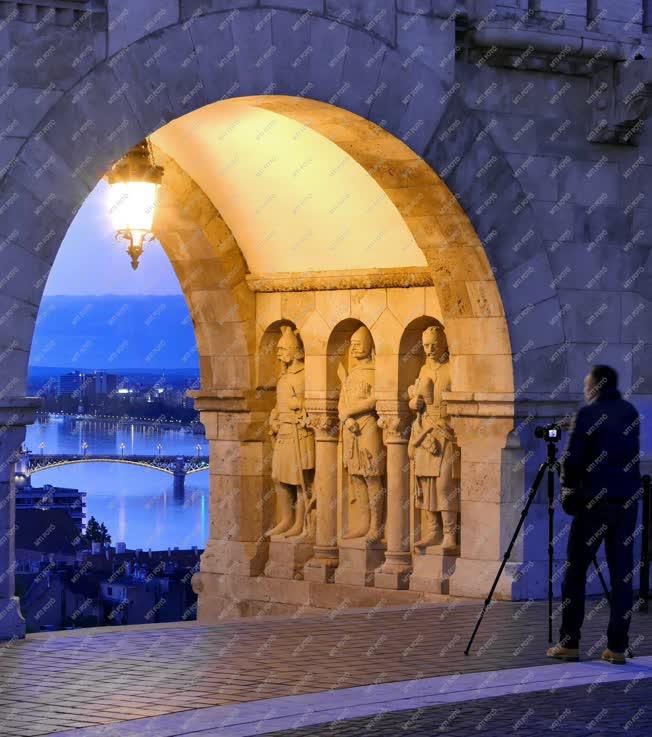 Városkép – Budapest – A Halászbástya szobrai esti panorámával
