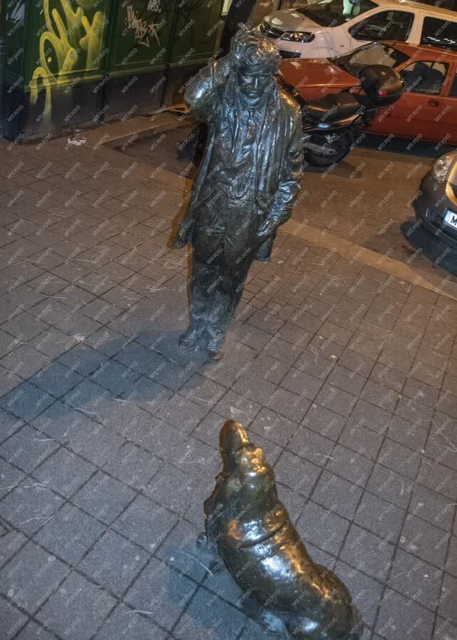 Köztéri szobor - Budapest - Columbo hadnagy kutyájával