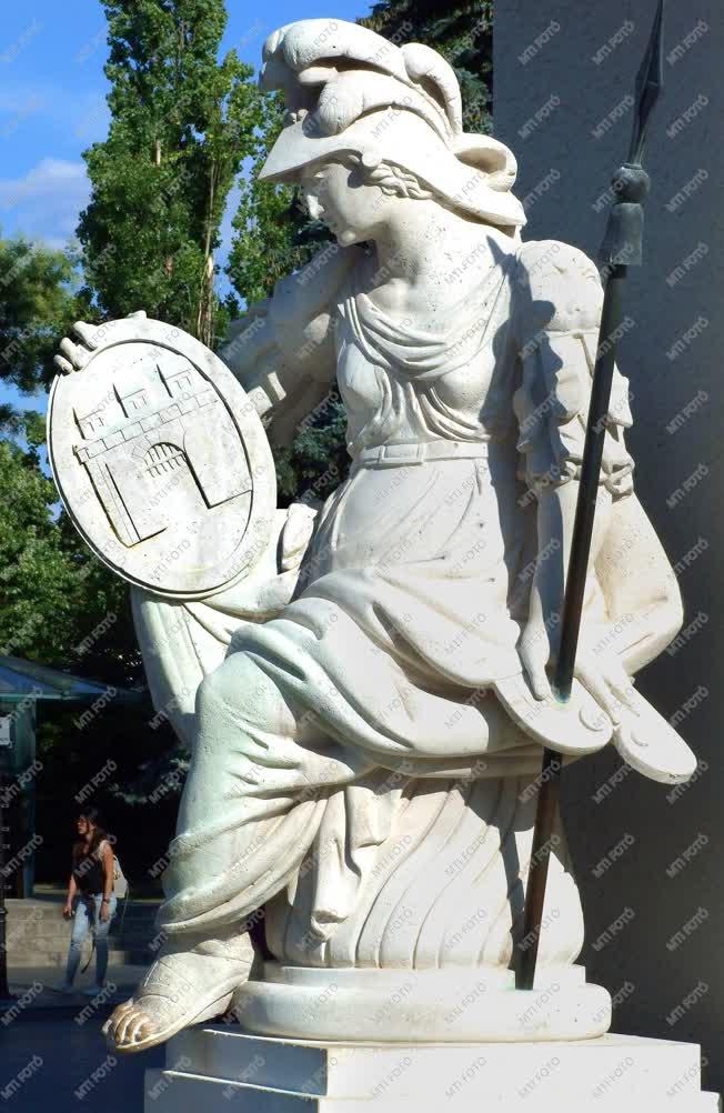 Köztéri szobor - Budapest - Pallas Athéné a Várban
