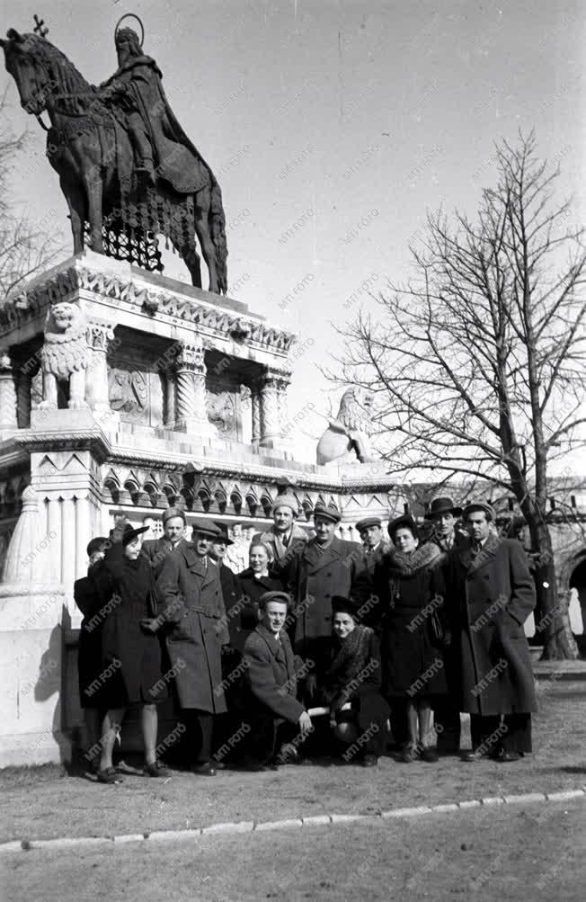 Városok - Budapesten a grúz tánccsoport