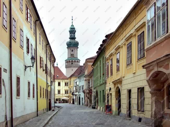 Városkép - Sopron - A Kolostor utca a Tűztoronnyal