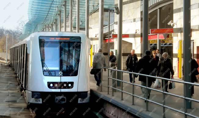 Közlekedés - Modern szerelvény a metró 2-es vonalán