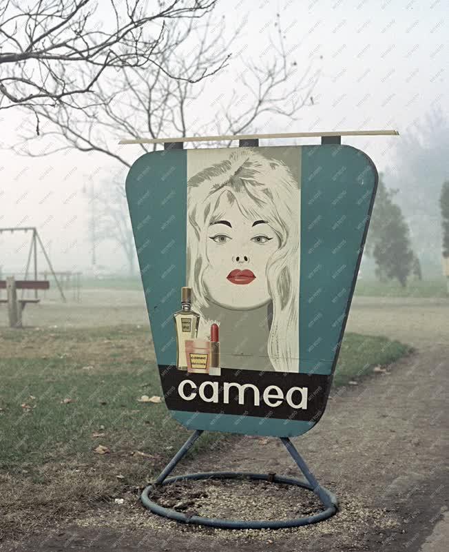 Reklám - Camea kozmetikum utcai hírdetőtáblája