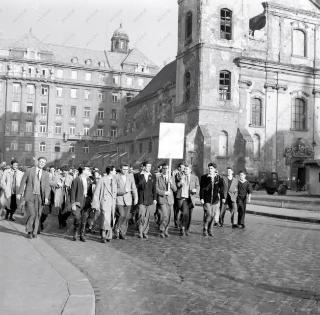 Ötvenhat emléke - Tüntetők a Belvárosi templomnál