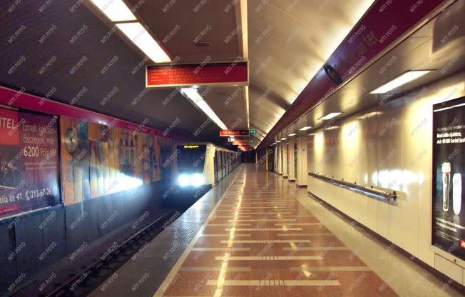 Közlekedés - Alstom-szerelvény a 2-es metróban