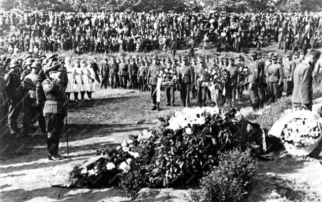 Történelem - Az amerikai bombázás áldozatainak temetése 