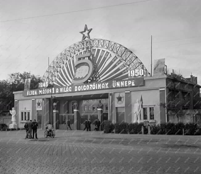 Ünnep - Május elsejét ünnepli a Fémáru- és Szerszámgépgyár