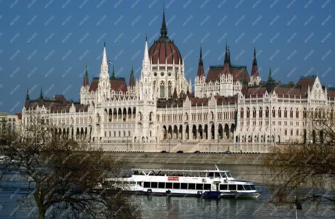 Épület - Budapest - A Parlament felújított épülete 