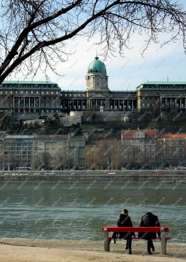 Városkép - Budapest - Turisták pihennek meg a Duna-parton