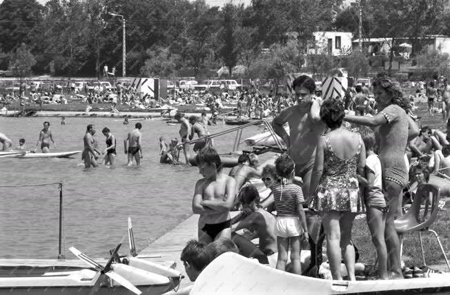Életkép - Szabadidő - Strandolók a Velencei-tónál