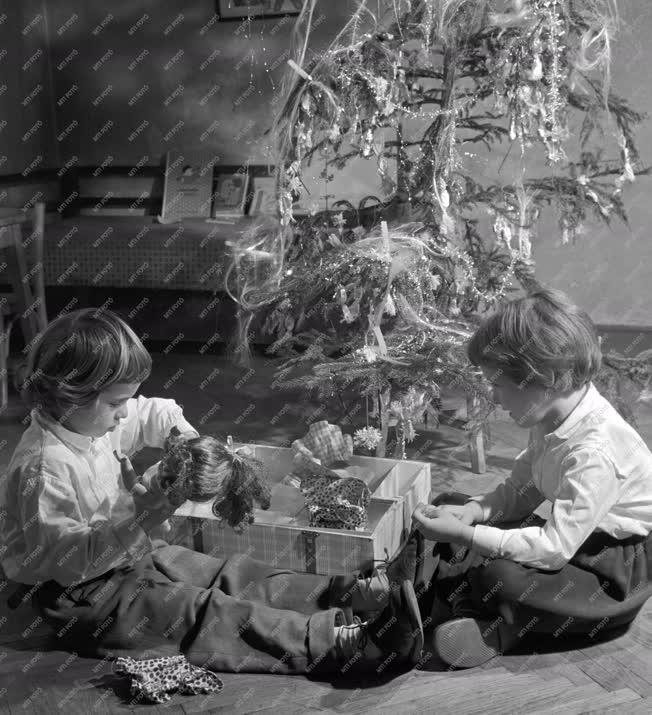 Életkép - Játék a karácsonyfa alatt