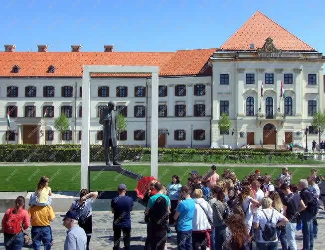 Idegenforgalom - Budapest - Külföldi turisták a Várban