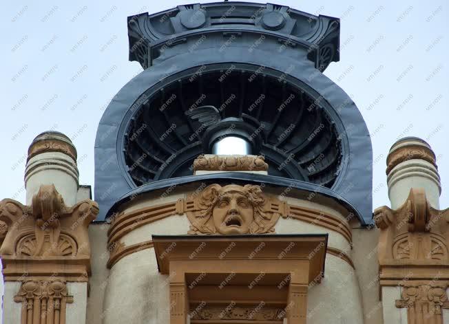 Műemlék - Budapest - A felújított Király Bazár homlokzata