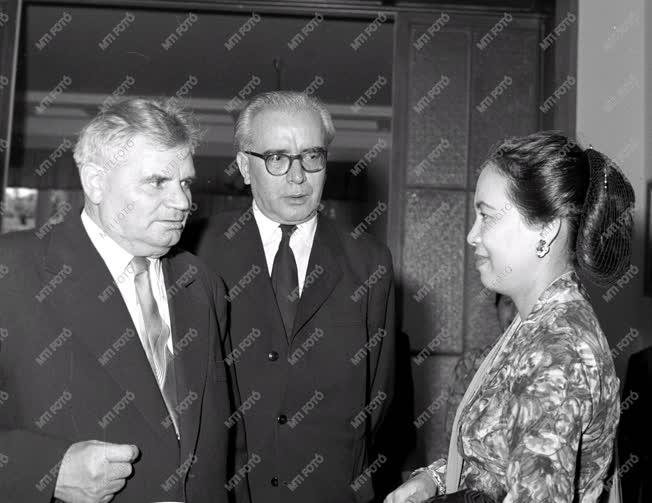 Külpolitika - Sukarno felesége Budapesten