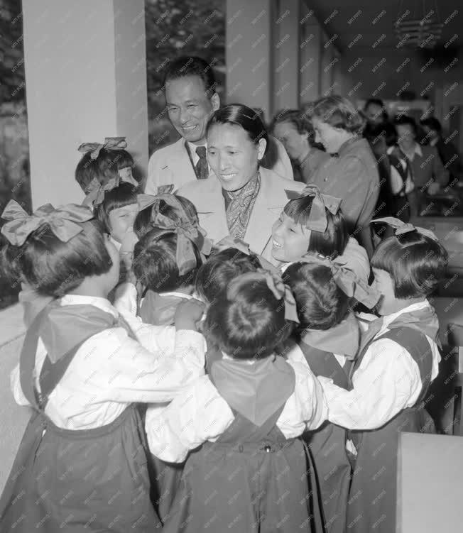 Külkapcsolat - A Pák Den Áj koreai gyermekotthon felavatása