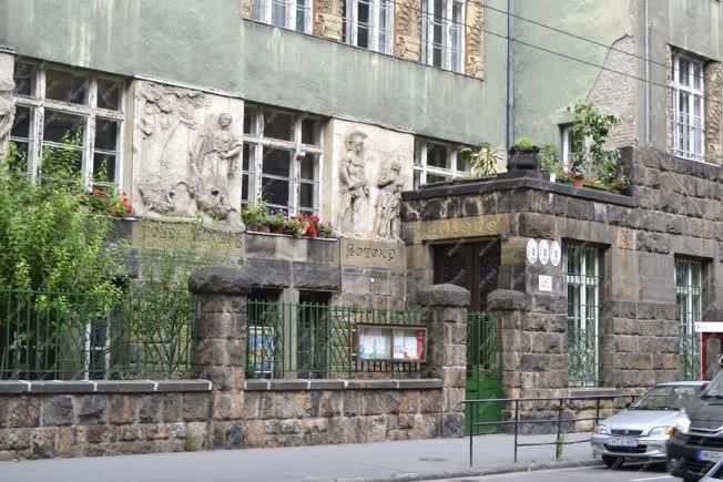 Oktatási létesítmény - Budapest - Bajza utcai általános iskola
