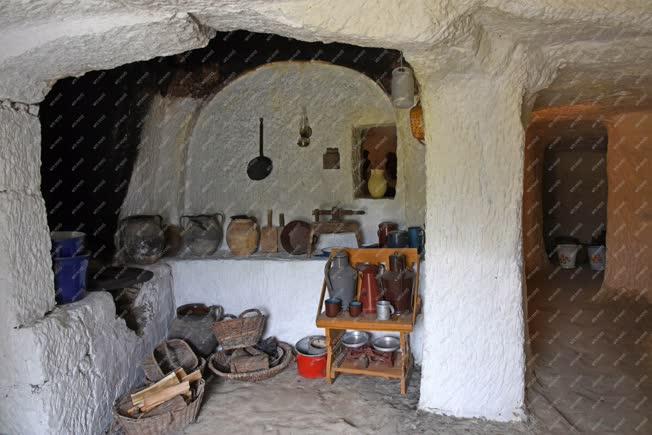 Múzeum - Egerszalók - Barlanglakások