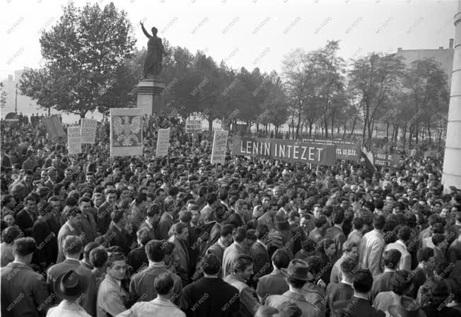 Ötvenhat emléke - Tüntetés a Petőfi-szobornál