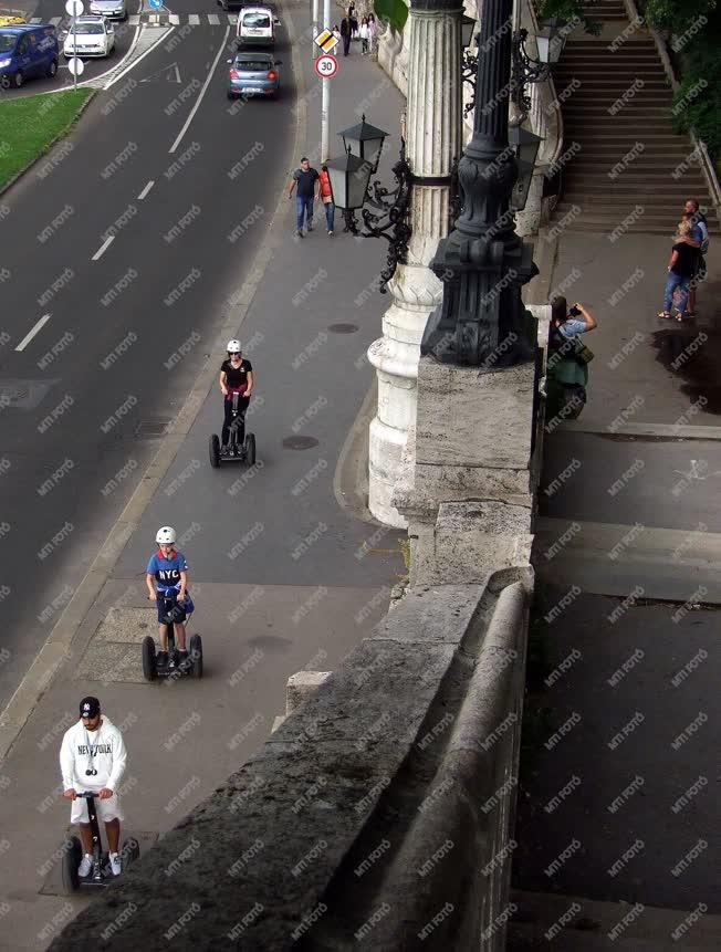  Idegenforgalom - Budapest - Külföldi turisták a Gellért-hegynél