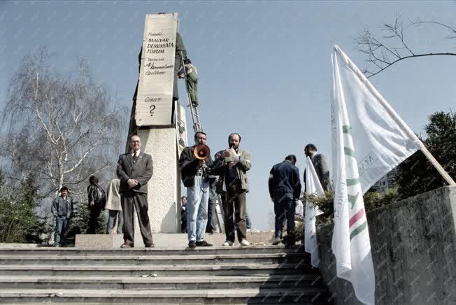 Rendszerváltás - Becsomagolják a Lenin-szobrot Zalaegerszegen