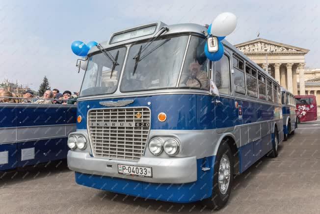 Közlekedés - Budapest - Buszkiállítás a Hősök terén