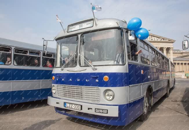 Közlekedés - Budapest - Buszkiállítás a Hősök terén