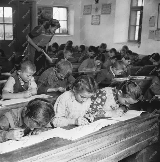 Oktatás - Tanóra a falu iskolájában