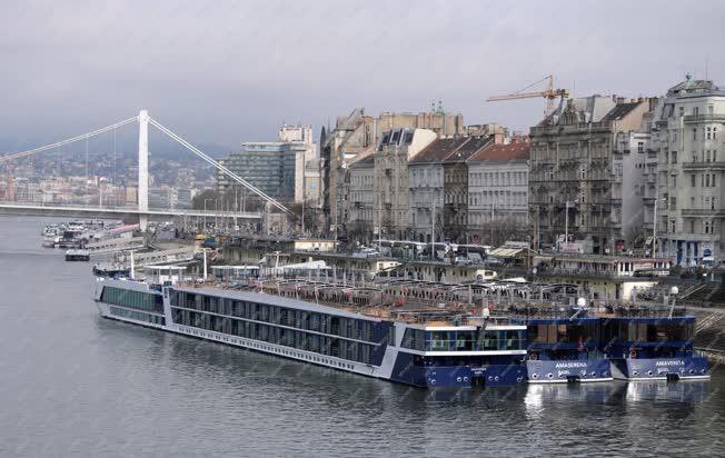 Városkép - Budapest - Turistákat szállító hajó az Erzsébet hídnál