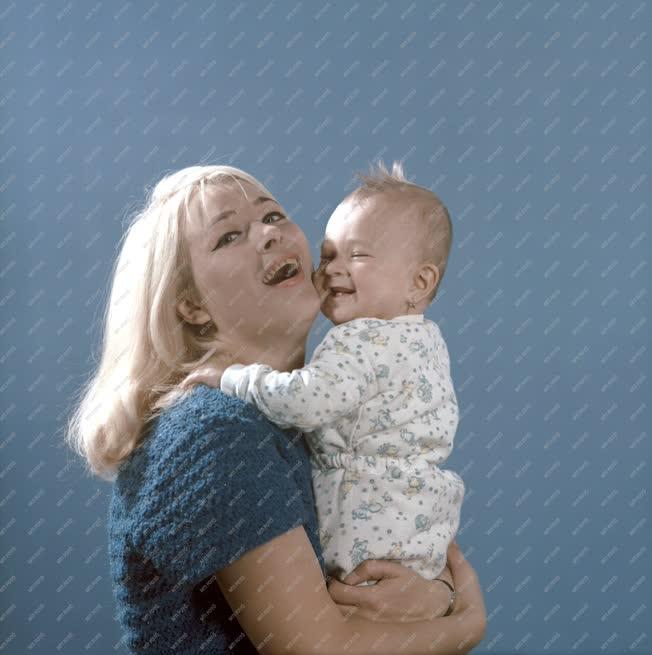 Zsáner - Anya gyermekével