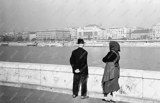 Városkép - Budapest - Idős házaspár a Duna-parton