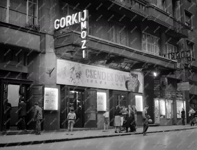 Kultúra - Szórakozás - Megnyílt a Gorkij mozi