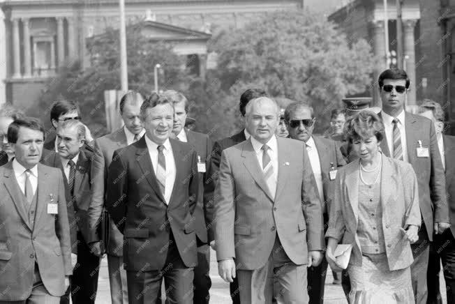 Külpolitika - Gorbacsov baráti látogatása Budapesten