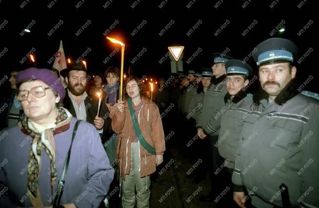 Külkapcsolat - Tüntetés a román követség előtt