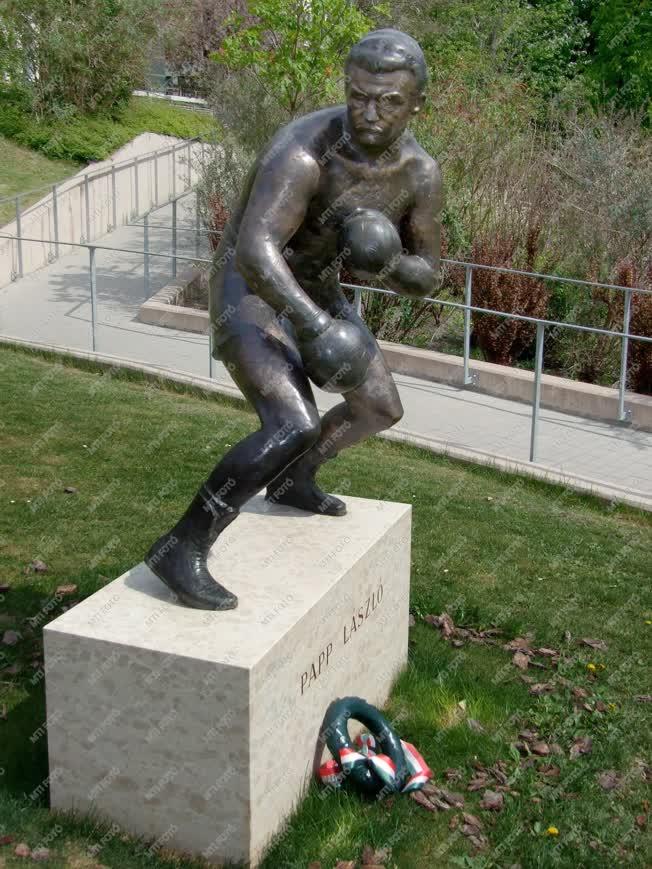 Köztéri szobor - Budapest - Papp László a Gesztenyés kertben