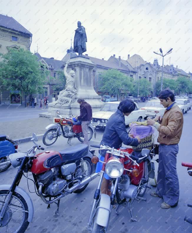 Városkép-életkép - Motorosok a szekszárdi Garay téren