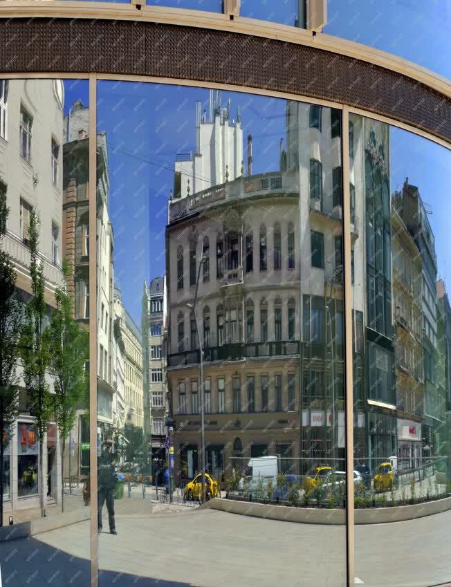 Városkép - Budapest - Tükrözödő belvárosi épületek