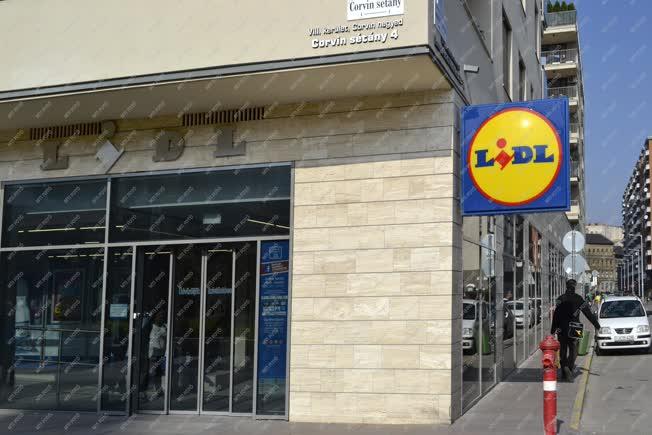 Kereskedelem - Budapest - Egy Lidl áruház bejárata