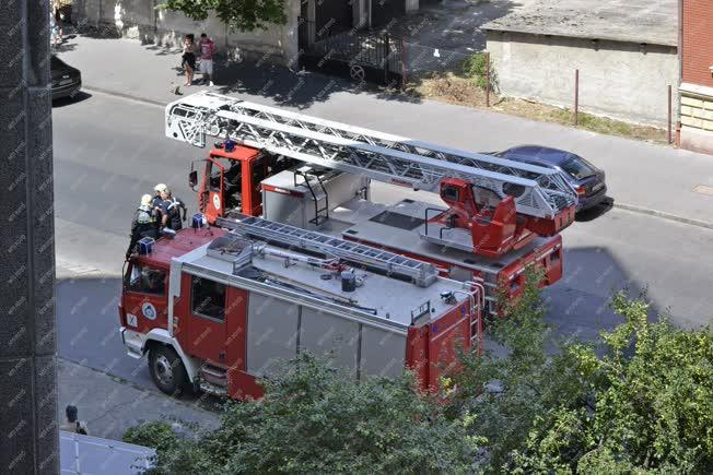 Budapest - Bevetésre váró tűzoltóautók