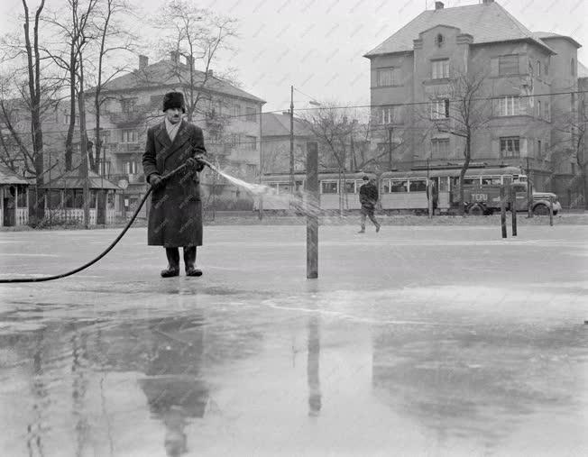 Téli sportok - Készülnek az alkalmi jégpályák