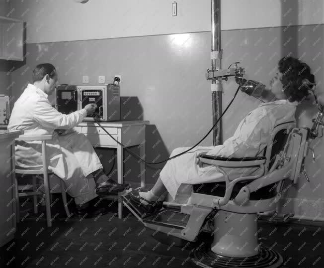 Egészségügy - Pajzsmirigy vizsgálat a Károlyi Kórházban